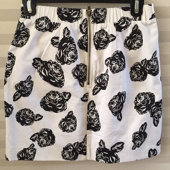Pim + Larkin XS  white with Blk flowers mini skirt - Picture 7 of 8